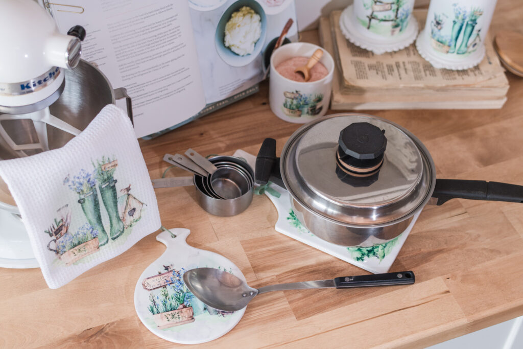 Small round kitchen trivet as a spoon rest 