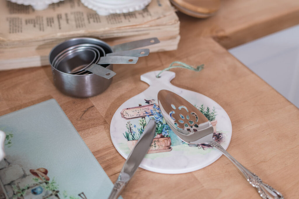 Small round trivet as a spoon holder 