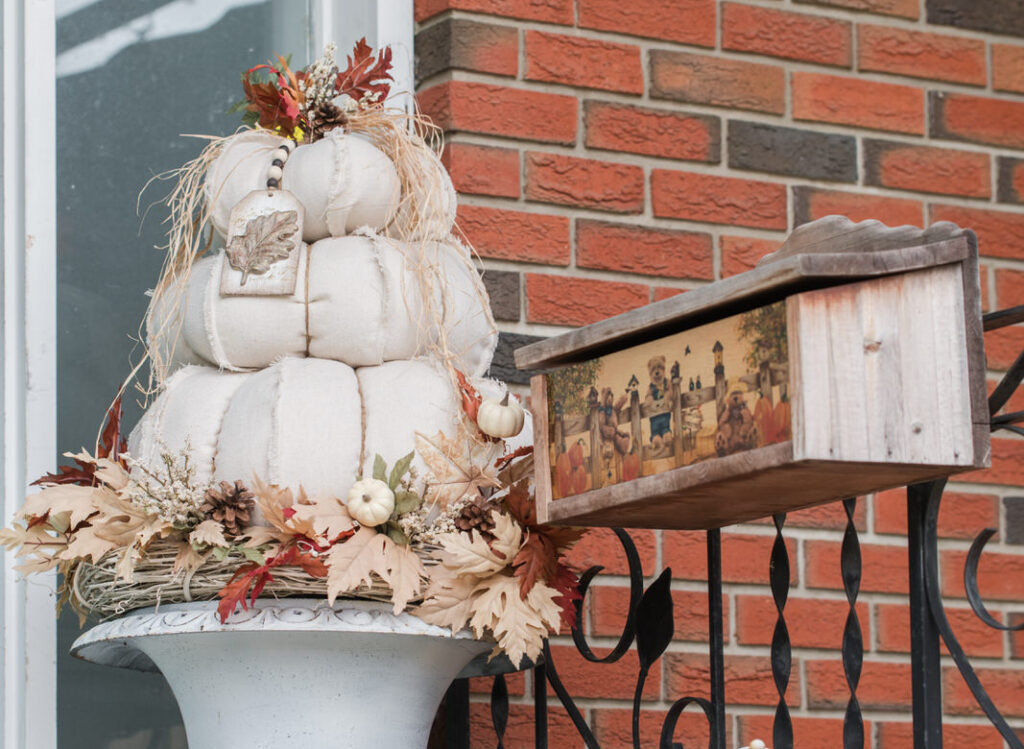 Interchangeable hand painted mailbox 