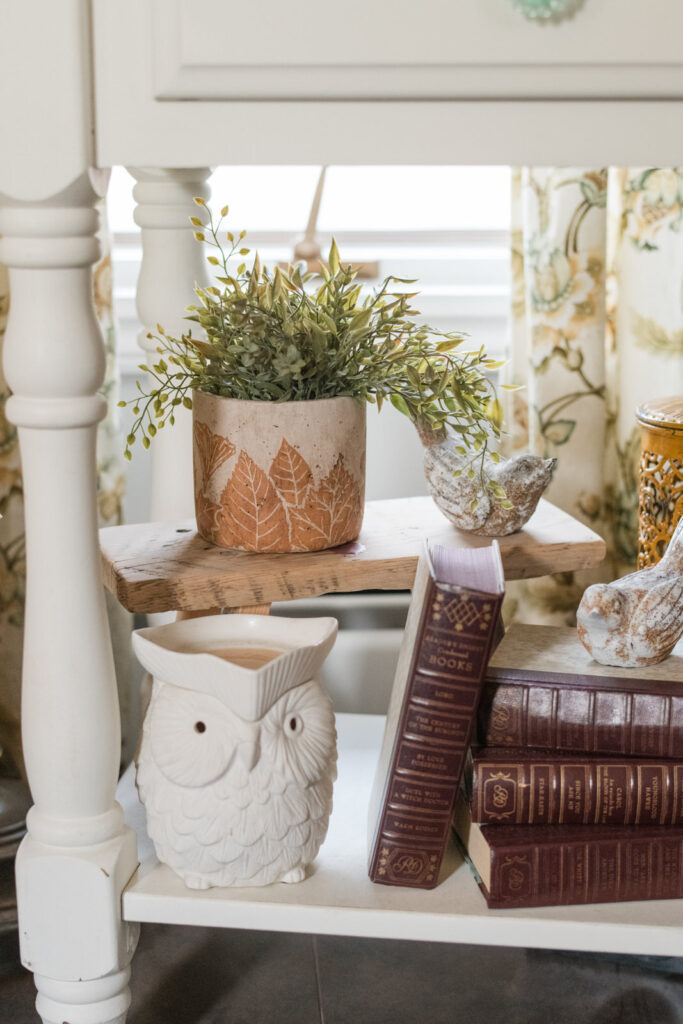 Cozy fall decor idea: handmade plant pot with leaf design
