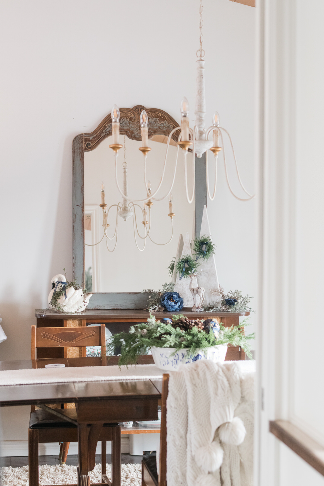 Christmas Dining Room Decor in Navy Gold & white