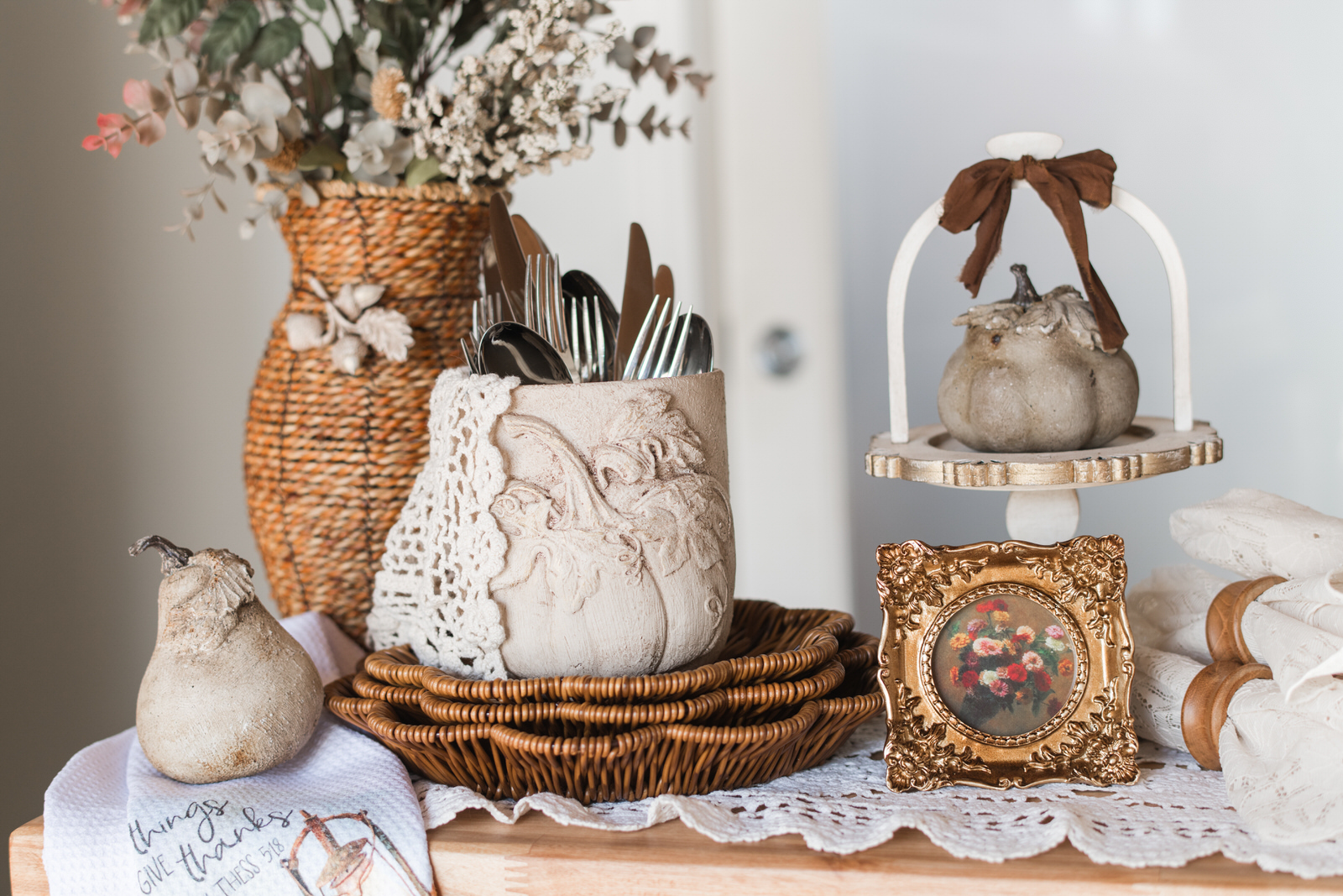 DIY Thanksgiving cutlery holder with IOD Hello Pumpkin mould on ceramic pot, timeworn finish
