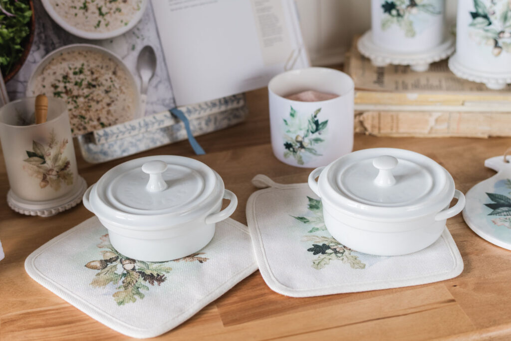 Woodland potholders, holding small casserole dishes
