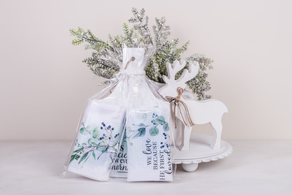 Winterberry gift set wrapped and ready to gift with a rectangle trivet and two kitchen towels