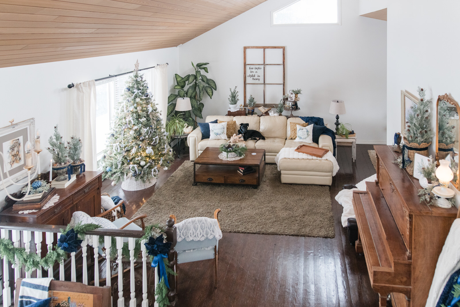 Christmas Living Decor in blue, white and Gold