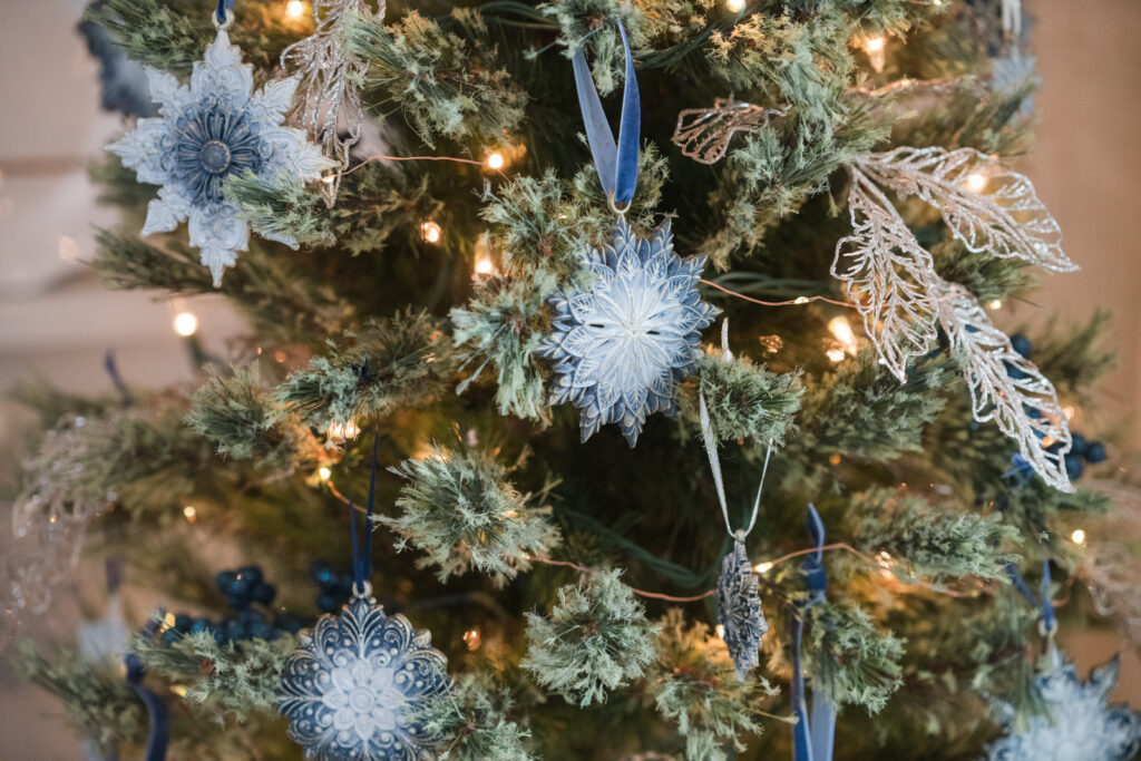 DIY tutorial for snowflake ornaments 