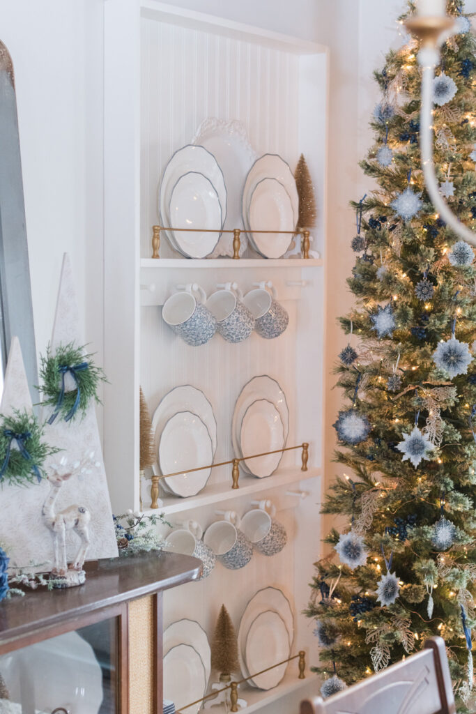 Plate rail in dining room