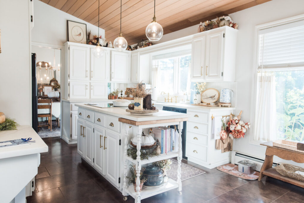 Autumn kitchen decor with vintage finds and warm fall colors